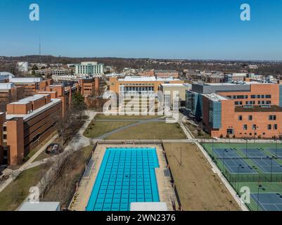 Luftaufnahme der University of Maryland Baltimore County UMBC Catonsville Zulassungsbüro, Pool, Commons, Quad, Honors College, Zulassungsbüro, retri Stockfoto