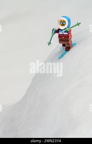 Chappaqua, NY - 13. Februar 2024 - lustiger, humorvoller, verängstigter Ausdruck auf Lego Minifigur Weekend Warrior Oversouverän, der Abfahrtsläufer in Schwierigkeiten bringt. Stockfoto