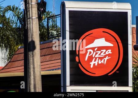 Marilia, Sao Paulo, Brasilien, 24. Mai 2023. Schild mit einem Pizza Hut-Restaurant zum Mitnehmen und Anliefern in Marilia Stadt Stockfoto