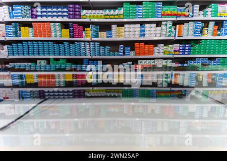 Marilia, Sao Paulo, Brasilien, 05. Dezember 2023. Regal mit verschiedenen Arzneimittelarten in einer Apotheke in Brasilien Stockfoto