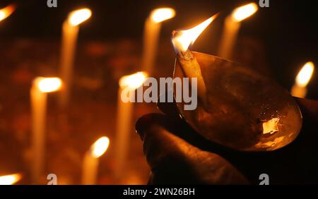 indisch-hinduistisches Festival diwali oder deepavali, auch bekannt als Festival der Lichter, Frau mit Diya-Lampe und feiern diwali Stockfoto