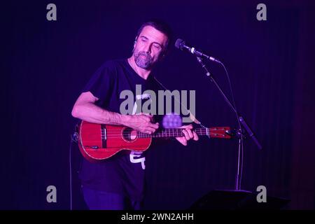 Porto, Portugal. Februar 2024. Manel Cruz, Leadsänger der portugiesischen Band Ornatos Violeta, tritt in einem Solo- und intimen Format in der Casa da Musica in Porto auf. (Foto: Rita Franca/SOPA Images/SIPA USA) Credit: SIPA USA/Alamy Live News Stockfoto