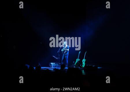 Porto, Portugal. Februar 2024. Manel Cruz, Leadsänger der portugiesischen Band Ornatos Violeta, tritt in einem Solo- und intimen Format in der Casa da Musica in Porto auf. Quelle: SOPA Images Limited/Alamy Live News Stockfoto