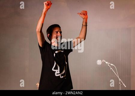 Porto, Portugal. Februar 2024. Manel Cruz, Leadsänger der portugiesischen Band Ornatos Violeta, tritt in einem Solo- und intimen Format in der Casa da Musica in Porto auf. Quelle: SOPA Images Limited/Alamy Live News Stockfoto