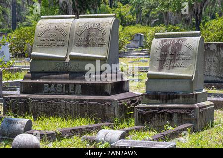 !Familiengrundstück aus dem 9. Und frühen 20. Jahrhundert auf dem historischen Bonaventure Cemetery in Savannah, Georgia. (USA) Stockfoto