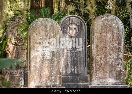 Grabsteine aus dem 19. Jahrhundert auf dem historischen Bonaventure Cemetery in Savannah, Georgia. (USA) Stockfoto