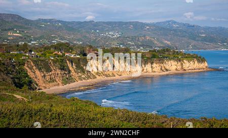 Aus der Vogelperspektive von Malibu, Kalifornien, USA, Blick auf die kalifornische Küste, wunderschöne Strände, Klippen und Berge im Sommer Stockfoto