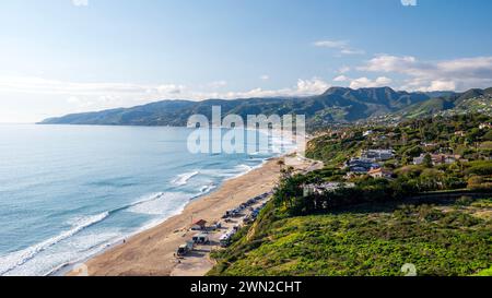Blick aus der Vogelperspektive auf Zuma Beach in Malibu, Kalifornien, USA, Blick auf die kalifornische Küste, wunderschöne Strände und Berge im Sommer Stockfoto
