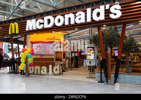 Flughafen Frankfurt - 19. Februar 2024: Blick vom Eingang des lokalen McDonald's Restaurants Stockfoto