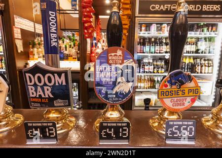 England, London, Wetherspoon Pub, Beer Pump Griffe Stockfoto