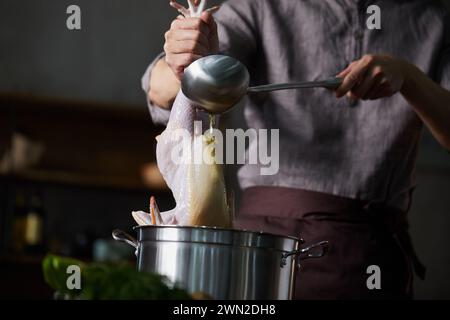 Kochen Sie Gerichte in der Küche Stockfoto