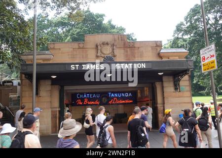 Der Eingang zum St James Metro Train Station in Sydney, Australien, dient als Tor zum öffentlichen Verkehrsnetz der Stadt. Gelegen in einem geschäftigen Treiben Stockfoto