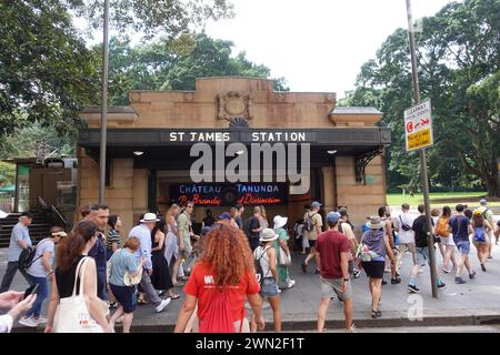 Der Eingang zum St James Metro Train Station in Sydney, Australien, dient als Tor zum öffentlichen Verkehrsnetz der Stadt. Gelegen in einem geschäftigen Treiben Stockfoto