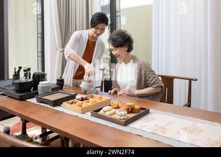 Mutter und Tochter feiern das Herbstfest Stockfoto