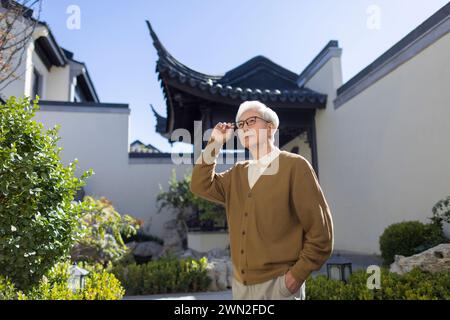 Senior Mann im klassischen Garten Stockfoto