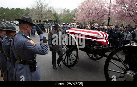 Canton, Georgia, USA. Februar 2024. Strafverfolgungsbeamte aus ganz Georgien und den benachbarten staaten grüßen, während der mit Fahnen überzogene Sarg mit dem Georgia State Trooper Chase Redner zur First Baptist Church of Canton übergeht. Redner, 31, untersuchte einen tödlichen Unfall auf einem Atlanta interstate Highway, als er ein anderes Auto angefahren wurde, sagten Beamte. (Kreditbild: © Robin Rayne/ZUMA Press Wire) NUR REDAKTIONELLE VERWENDUNG! Nicht für kommerzielle ZWECKE! Stockfoto