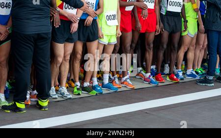 Beine multiethnischer Athleten vor dem Marathon Stockfoto