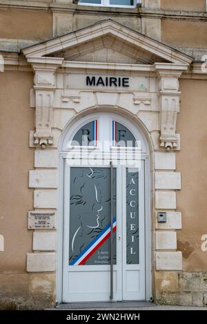 Audenge , Frankreich - 02 29 2024 : mairie Text bedeutet Rathaus auf dem Fassadengebäude in der Bucht von arcachon mit französischer Flagge an der Tür RF accueil Stockfoto