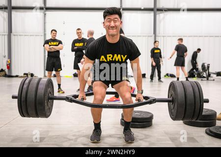 Camp Atterbury, Indiana, USA. Februar 2024. Tag 3 des 310. ESC Best Warrior Wettbewerbs, Februar. 2024 bestand aus dem Army Combat Fitness Test, einer Patrouilling Lane und einer Medienvertretung auf dem Schlachtfeld in Camp Atterbury, Indiana. 1. Lieutenant Inwoo Yi hat das Deadlift-Ereignis des ACFT voll ausgeschöpft. (Kreditbild: © U.S. Army/ZUMA Press Wire) NUR REDAKTIONELLE VERWENDUNG! Nicht für kommerzielle ZWECKE! Stockfoto