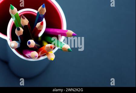 Verschiedene farbige Stifte isoliert auf schwarzem Hintergrund Stockfoto