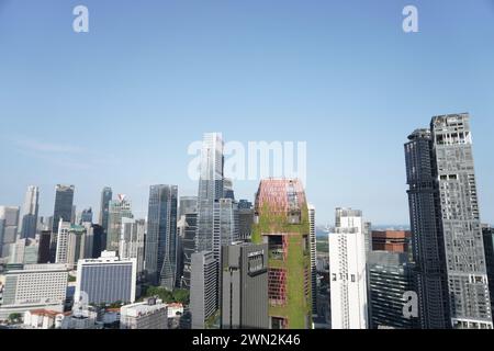 Die Wolkenkratzerszene im zentralen Geschäftsviertel Singapurs, einem globalen Finanzzentrum, bietet renommierte Gebäude wie das Plus Building in der 20 Cecil Street, 049705, Stockfoto