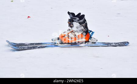 Starker Schneefall zieht Touristen in die Skicamps 28. Februar 2024, Gulmarg, Indien: Detail der Skischuhe auf Schnee ein Skicamp nach starkem Schneefall, das Touristen zu den Skicamps zog, nachdem diese Campingplätze betroffen waren, weil es in einigen Tagen keinen Schnee im Gulmarg-Bezirk von Baramulla gab. Gulmarg Jammu & Kashmir Indien Copyright: XUmerxQadirxxEyepixGroupx Stockfoto