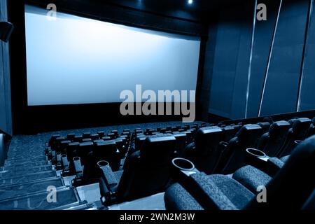 Dunkles Kino mit Leinwand und Stühlen Stockfoto