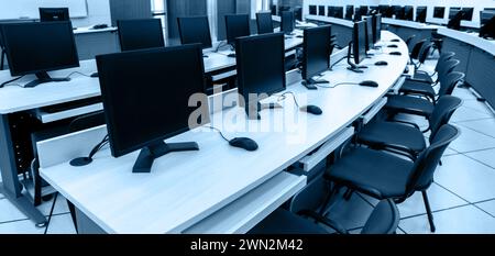 Gruppe von Computern im Computerlabor Stockfoto