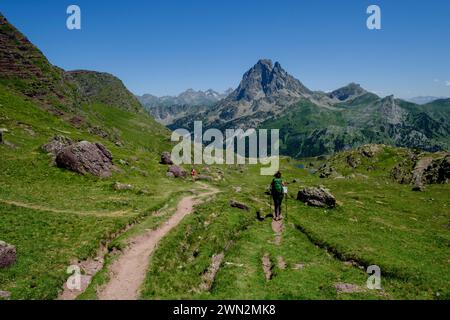 trekker auf Tour de l Ossau und Ayous Seen Tour, Pyrenäen Nationalpark, Pyrenäen Atlantiques, Frankreich Stockfoto