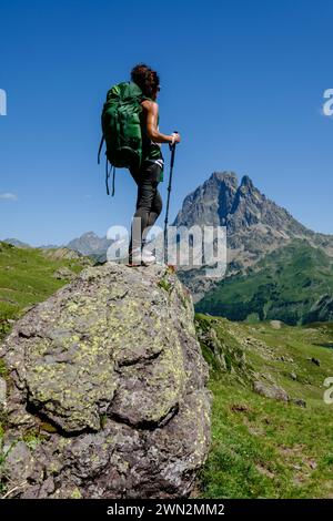 trekker auf Tour de l Ossau und Ayous Seen Tour, Pyrenäen Nationalpark, Pyrenäen Atlantiques, Frankreich Stockfoto