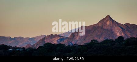 Panoramablick auf die Landschaft Panamas mit Sonnenlicht am frühen Morgen auf Cerro orari, Provinz Cocle, Republik Panama, Zentralamerika Stockfoto