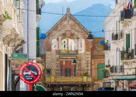 Tetouan, Marokko. Januar 2024. Altes spanisches Kolonialgebäude im Stadtteil El Ensanche Stockfoto