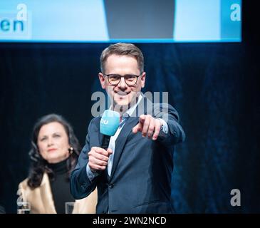 CDU-Grundsatzprogrammkonferenzen Motto Grundsätzlich CDU die Deutschlandtour 2024 Konferenz in Hannover Carsten Linnemann, Generalsekretär, moderiert die Veranstaltung - im Hintergrund Gitta ConnemannCDU-Grundsatzprogrammkonferenzen Motto Grundsätzlich CDU die Deutschlandtour 2024 Konferenz in Hannover Carsten Linnemann, Generalsekretär, moderiert die Veranstaltung - im Hintergrund Gitta Connemann, Hannover Niedersachsen Deutschland HCC Hannover Congress Centrum *** CDU Grundprogramm Konferenzen Motto Grundlagen CDU Deutschland Tour 2024 Konferenz in Hannover Carsten Linnemann, Sekretär Gene Stockfoto