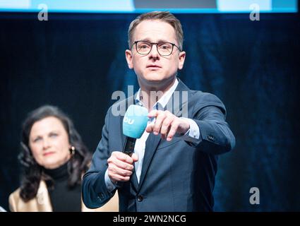 CDU-Grundsatzprogrammkonferenzen Motto Grundsätzlich CDU die Deutschlandtour 2024 Konferenz in Hannover Carsten Linnemann, Generalsekretär, moderiert die Veranstaltung - im Hintergrund Gitta ConnemannCDU-Grundsatzprogrammkonferenzen Motto Grundsätzlich CDU die Deutschlandtour 2024 Konferenz in Hannover Carsten Linnemann, Generalsekretär, moderiert die Veranstaltung - im Hintergrund Gitta Connemann, Hannover Niedersachsen Deutschland HCC Hannover Congress Centrum *** CDU Grundprogramm Konferenzen Motto Grundlagen CDU Deutschland Tour 2024 Konferenz in Hannover Carsten Linnemann, Sekretär Gene Stockfoto