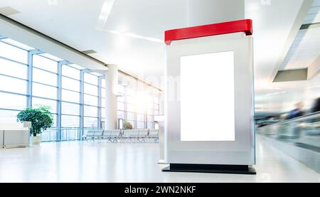 Leere Plakatwand und moderne Rolltreppe an einem internationalen Flughafen Stockfoto