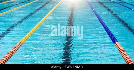 Swimmingpool mit markierten Plastikwegen Stockfoto