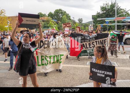 Canberra, 29.02.2024, rund 200 Studenten in Canberra versammeln sich an der ANU und marschieren zu Alicia Paynes Büro, um die Labour-Regierung zu fordern, eine stärkere Position gegen Israels Völkermord-Krieg in Gaza einzunehmen. Stockfoto