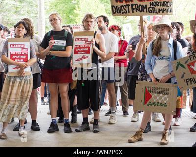 Australien, Canberra 29. Februar 2024. Etwa 200 Canberra-Studenten, die an der Student Strke for Palestine teilnehmen, halten im Büro der BAE an, um zu fordern, dass sie den Verkauf von Waffen einstellen, die im israelischen Völkermord-Krieg in Gaza verwendet werden. Stockfoto