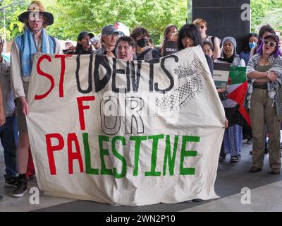 Australien, Canberra 29. Februar 2024. Etwa 200 Canberra-Studenten, die an der Student Strke for Palestine teilnehmen, halten im Büro der BAE an, um zu fordern, dass sie den Verkauf von Waffen einstellen, die im israelischen Völkermord-Krieg in Gaza verwendet werden. Stockfoto