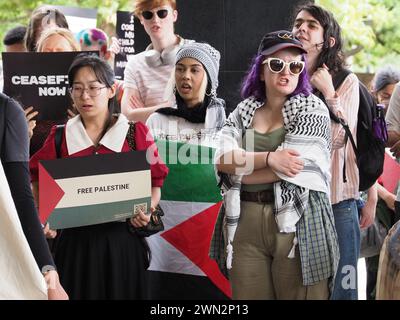 Australien, Canberra 29. Februar 2024. Etwa 200 Canberra-Studenten, die an der Student Strke for Palestine teilnehmen, halten im Büro der BAE an, um zu fordern, dass sie den Verkauf von Waffen einstellen, die im israelischen Völkermord-Krieg in Gaza verwendet werden. Stockfoto