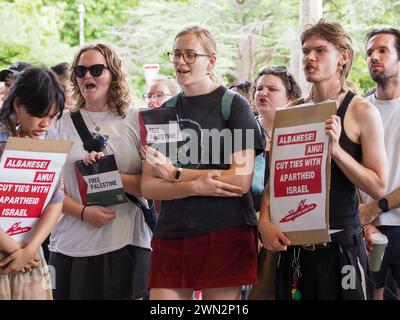 Australien, Canberra 29. Februar 2024. Etwa 200 Canberra-Studenten, die an der Student Strke for Palestine teilnehmen, halten im Büro der BAE an, um zu fordern, dass sie den Verkauf von Waffen einstellen, die im israelischen Völkermord-Krieg in Gaza verwendet werden. Stockfoto