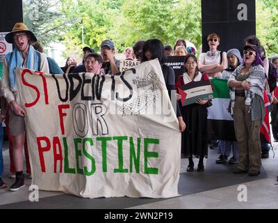 Australien, Canberra 29. Februar 2024. Etwa 200 Canberra-Studenten, die an der Student Strke for Palestine teilnehmen, halten im Büro der BAE an, um zu fordern, dass sie den Verkauf von Waffen einstellen, die im israelischen Völkermord-Krieg in Gaza verwendet werden. Stockfoto