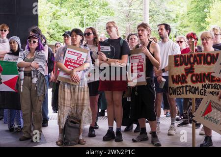 Australien, Canberra 29. Februar 2024. Etwa 200 Canberra-Studenten, die an der Student Strke for Palestine teilnehmen, halten im Büro der BAE an, um zu fordern, dass sie den Verkauf von Waffen einstellen, die im israelischen Völkermord-Krieg in Gaza verwendet werden. Stockfoto