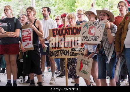 Australien, Canberra 29. Februar 2024. Etwa 200 Canberra-Studenten, die an der Student Strke for Palestine teilnehmen, halten im Büro der BAE an, um zu fordern, dass sie den Verkauf von Waffen einstellen, die im israelischen Völkermord-Krieg in Gaza verwendet werden. Stockfoto