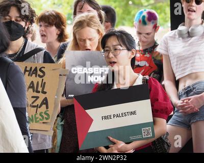 Australien, Canberra 29. Februar 2024. Etwa 200 Canberra-Studenten, die an der Student Strke for Palestine teilnehmen, halten im Büro der BAE an, um zu fordern, dass sie den Verkauf von Waffen einstellen, die im israelischen Völkermord-Krieg in Gaza verwendet werden. Stockfoto