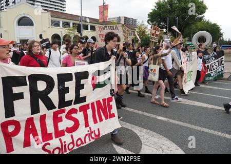 Australien, Canberra, 29. Februar 2024. Rund 200 Studenten in Canberra versammeln sich an der ANU und marschieren zu Alicia Paynes Büro, um die Labour-Regierung zu fordern, eine stärkere Position gegen Israels Völkermord-Krieg in Gaza einzunehmen. Stockfoto