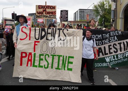 Australien, Canberra, 29. Februar 2024. Rund 200 Studenten in Canberra versammeln sich an der ANU und marschieren zu Alicia Paynes Büro, um die Labour-Regierung zu fordern, eine stärkere Position gegen Israels Völkermord-Krieg in Gaza einzunehmen. Stockfoto