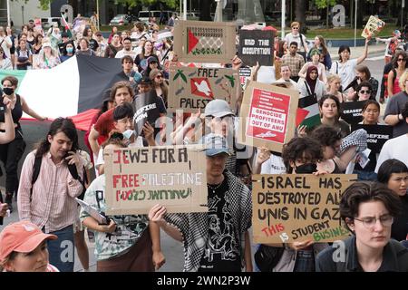 Rund 200 Studenten in Canberra versammeln sich an der ANU und marschieren zu Alicia Paynes Büro, um die Labour-Regierung zu fordern, eine stärkere Position gegen Israels Völkermord-Krieg in Gaza einzunehmen. Stockfoto