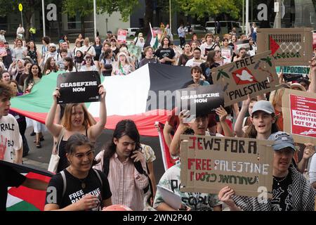 Rund 200 Studenten in Canberra versammeln sich an der ANU und marschieren zu Alicia Paynes Büro, um die Labour-Regierung zu fordern, eine stärkere Position gegen Israels Völkermord-Krieg in Gaza einzunehmen. Stockfoto