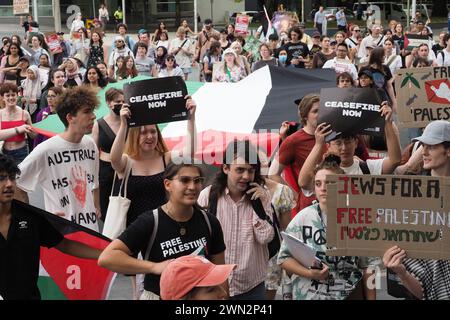 Rund 200 Studenten in Canberra versammeln sich an der ANU und marschieren zu Alicia Paynes Büro, um die Labour-Regierung zu fordern, eine stärkere Position gegen Israels Völkermord-Krieg in Gaza einzunehmen. Stockfoto